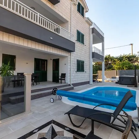 Apartment In With Terrace, Air Conditioning, W-lan 3553-4