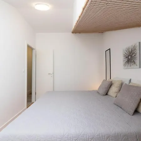 Apartment In With Terrace, Air Conditioning, W-lan 3553-4 Supetar